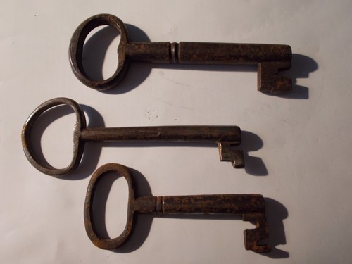 Chiavi antiche forgiate a - chiavi,